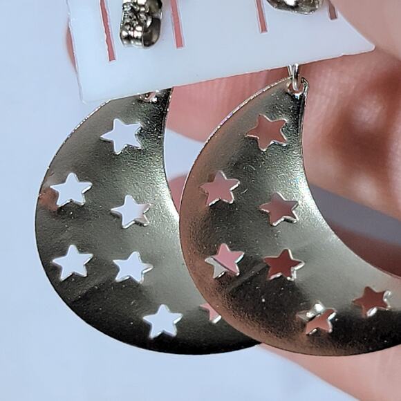 Silver-Tone Moon and Star Earrings – Stylish Celestial Design for Every Look - Picture 8 of 10